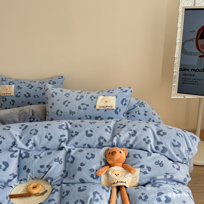 91家纺网 家纺一手货源 找家纺 蜜柚 2025新款高克重牛奶绒数码印花贴布绣玩偶设计四件套 豹纹熊 蓝灰