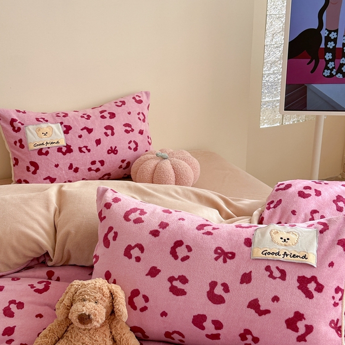 91家纺网 家纺一手货源 找家纺 蜜柚 2025新款高克重牛奶绒数码印花贴布绣玩偶设计四件套 豹纹熊 粉咖