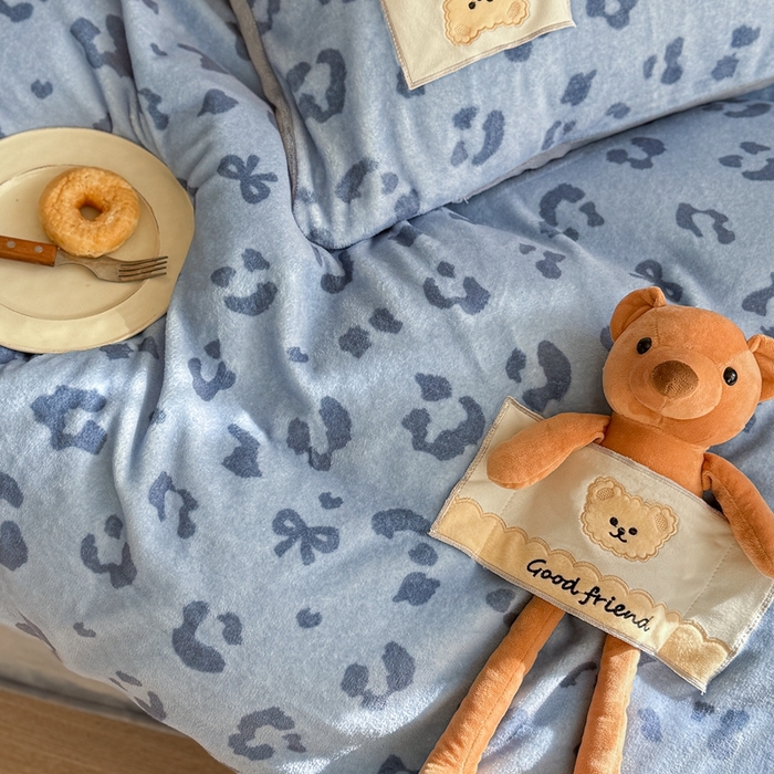 91家纺网 家纺一手货源 找家纺 蜜柚 2025新款高克重牛奶绒数码印花贴布绣玩偶设计四件套 豹纹熊 蓝灰