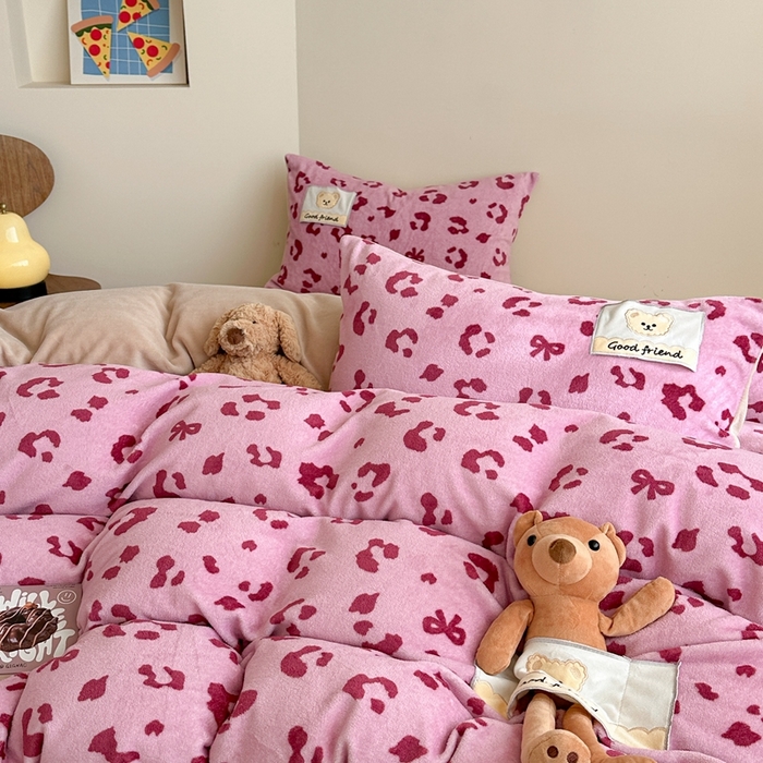 91家纺网 家纺一手货源 找家纺 蜜柚 2025新款高克重牛奶绒数码印花贴布绣玩偶设计四件套 豹纹熊 粉咖