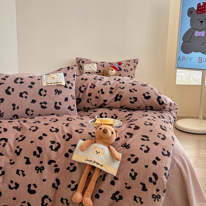 91家纺网 家纺一手货源 找家纺 蜜柚 2025新款高克重牛奶绒数码印花贴布绣玩偶设计四件套 豹纹熊 深咖粉