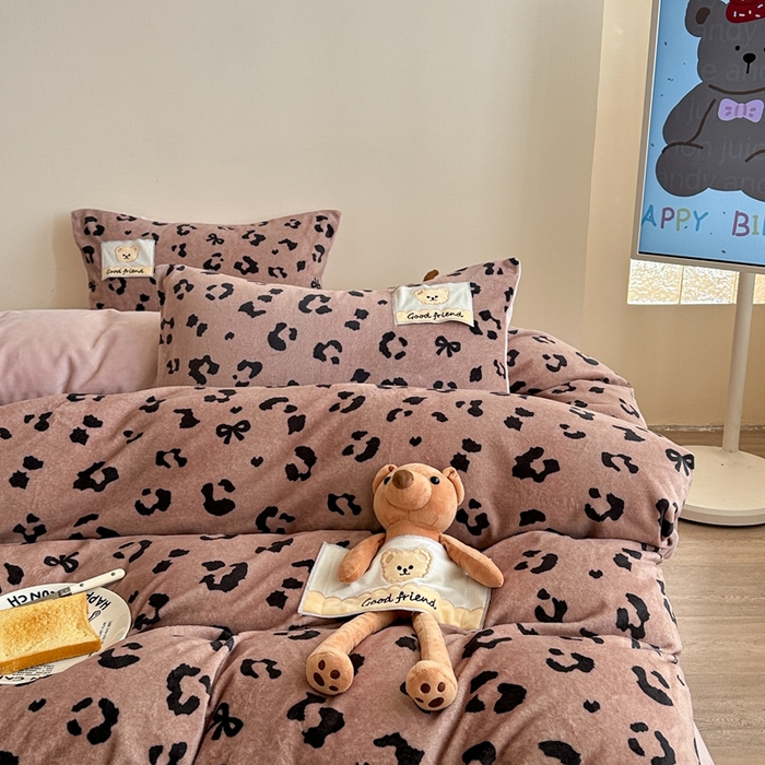 91家纺网 家纺一手货源 找家纺 蜜柚 2025新款高克重牛奶绒数码印花贴布绣玩偶设计四件套 豹纹熊 深咖粉