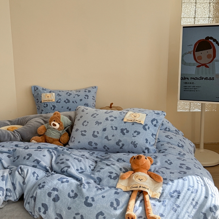 91家纺网 家纺一手货源 找家纺 蜜柚 2025新款高克重牛奶绒数码印花贴布绣玩偶设计四件套 豹纹熊 蓝灰