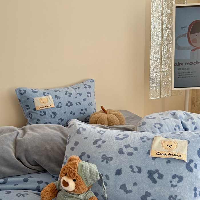 91家纺网 家纺一手货源 找家纺 蜜柚 2025新款高克重牛奶绒数码印花贴布绣玩偶设计四件套 豹纹熊 蓝灰