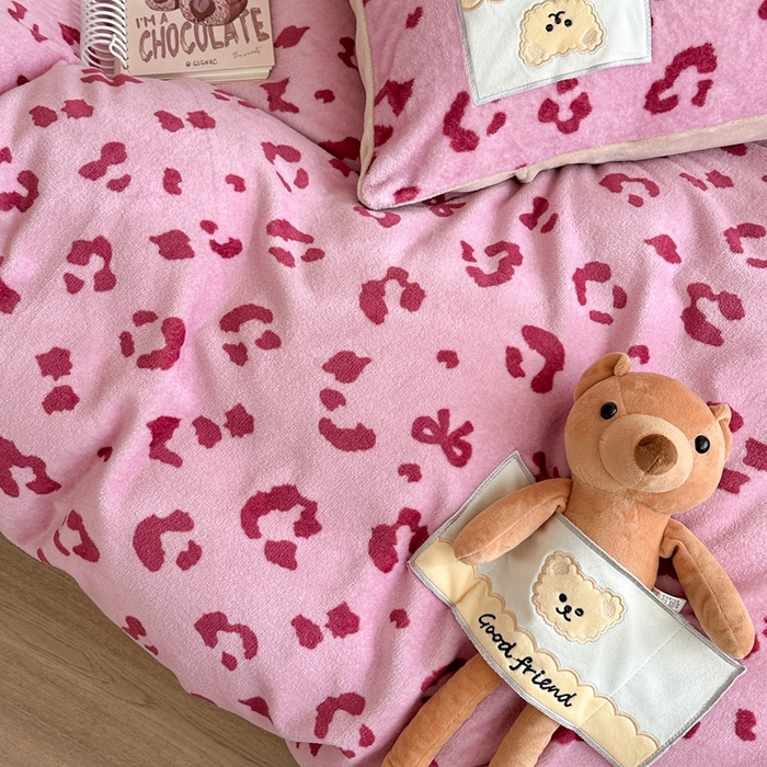 91家纺网 家纺一手货源 找家纺 蜜柚 2025新款高克重牛奶绒数码印花贴布绣玩偶设计四件套 豹纹熊 粉咖