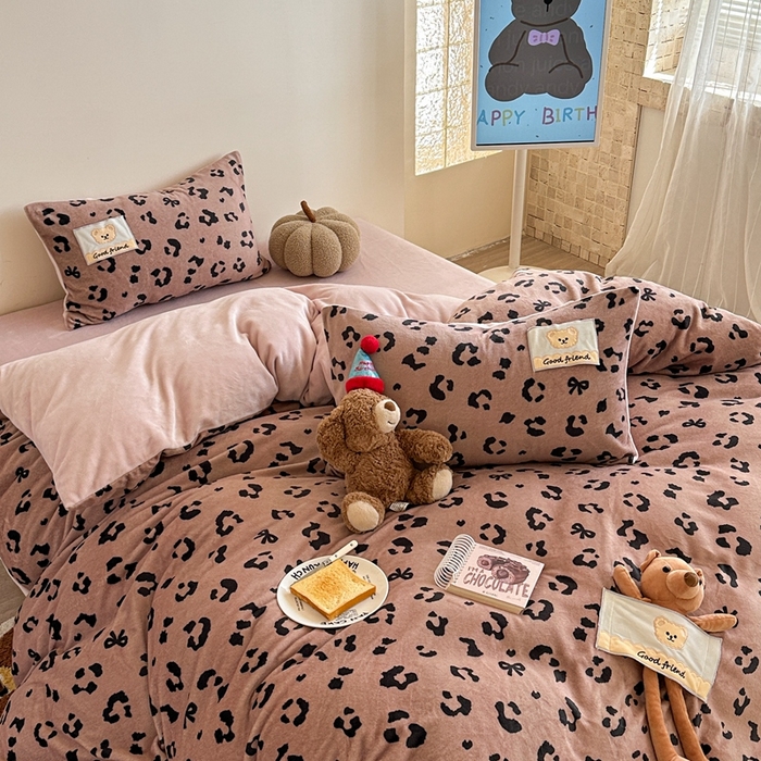 91家纺网 家纺一手货源 找家纺 蜜柚 2025新款高克重牛奶绒数码印花贴布绣玩偶设计四件套 豹纹熊 深咖粉