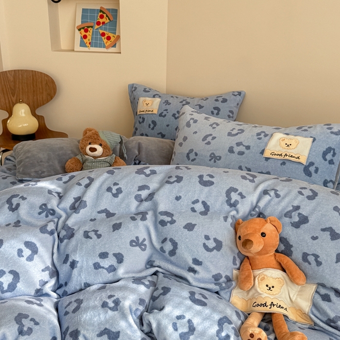 91家纺网 家纺一手货源 找家纺 蜜柚 2025新款高克重牛奶绒数码印花贴布绣玩偶设计四件套 豹纹熊 蓝灰