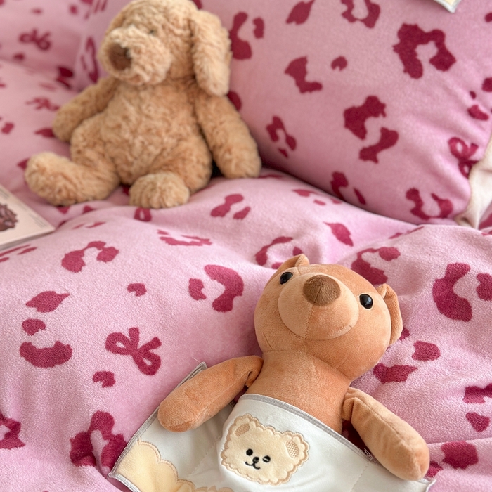 91家纺网 家纺一手货源 找家纺 蜜柚 2025新款高克重牛奶绒数码印花贴布绣玩偶设计四件套 豹纹熊 粉咖