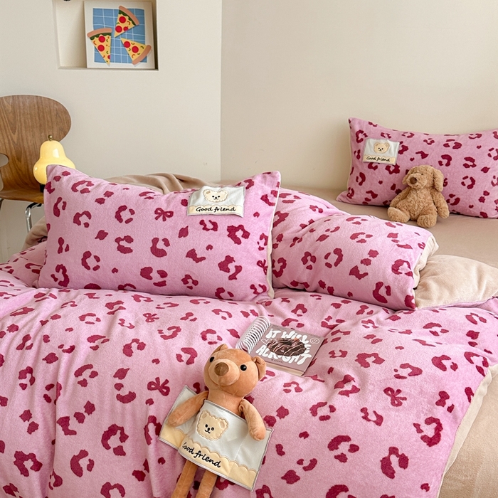 91家纺网 家纺一手货源 找家纺 蜜柚 2025新款高克重牛奶绒数码印花贴布绣玩偶设计四件套 豹纹熊 粉咖