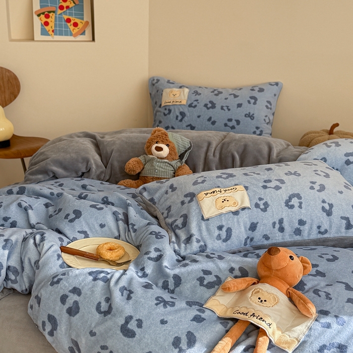 91家纺网 家纺一手货源 找家纺 蜜柚 2025新款高克重牛奶绒数码印花贴布绣玩偶设计四件套 豹纹熊 蓝灰