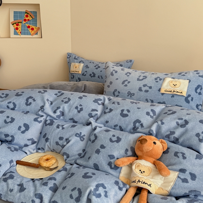 91家纺网 家纺一手货源 找家纺 蜜柚 2025新款高克重牛奶绒数码印花贴布绣玩偶设计四件套 豹纹熊 蓝灰