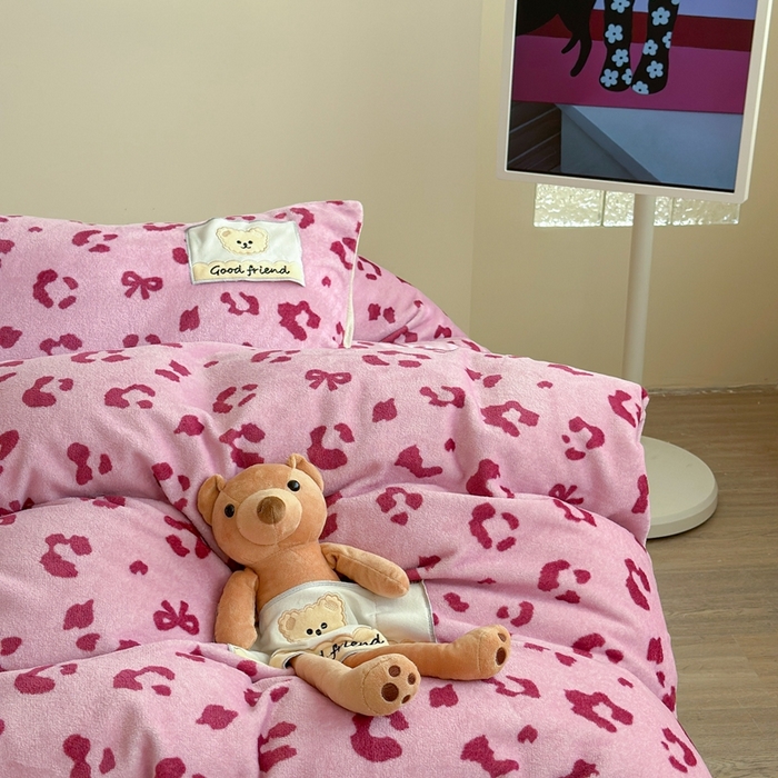 91家纺网 家纺一手货源 找家纺 蜜柚 2025新款高克重牛奶绒数码印花贴布绣玩偶设计四件套 豹纹熊 粉咖