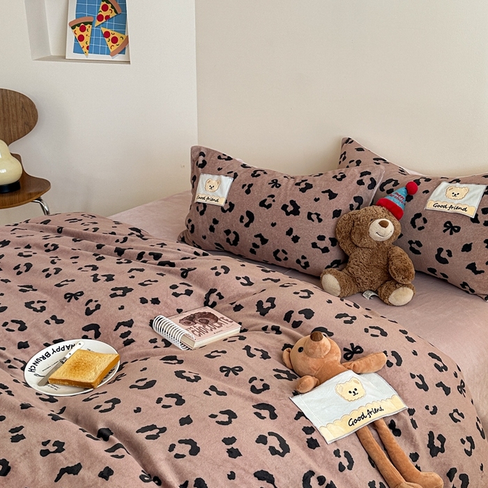 91家纺网 家纺一手货源 找家纺 蜜柚 2025新款高克重牛奶绒数码印花贴布绣玩偶设计四件套 豹纹熊 深咖粉