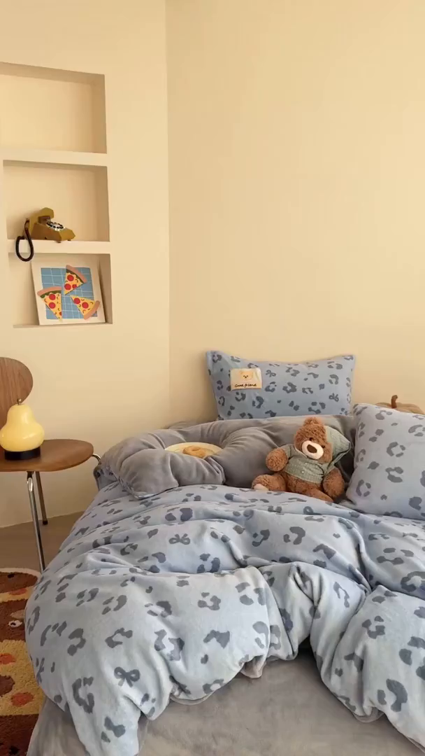 91家纺网 家纺一手货源 找家纺 蜜柚 2025新款高克重牛奶绒数码印花贴布绣玩偶设计四件套 豹纹熊 蓝灰