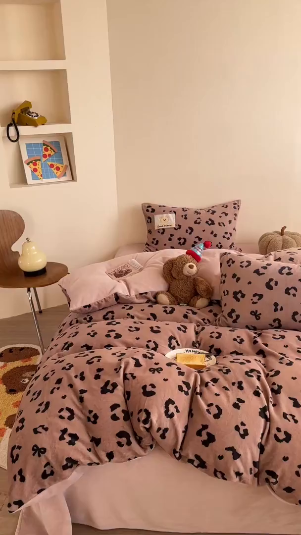 91家纺网 家纺一手货源 找家纺 蜜柚 2025新款高克重牛奶绒数码印花贴布绣玩偶设计四件套 豹纹熊 深咖粉