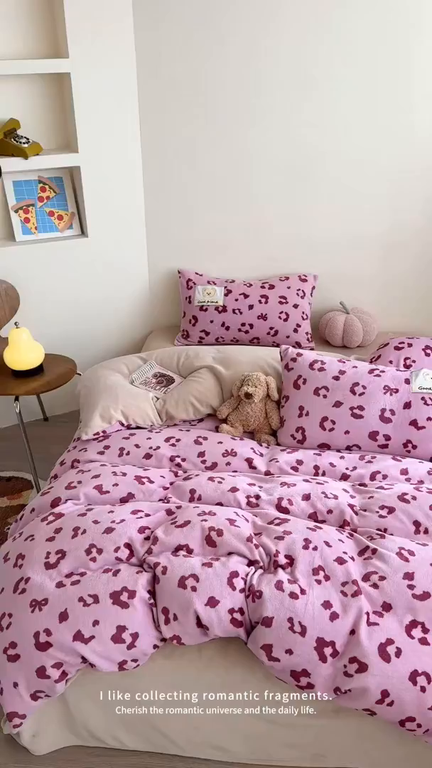 91家纺网 家纺一手货源 找家纺 蜜柚 2025新款高克重牛奶绒数码印花贴布绣玩偶设计四件套 豹纹熊 粉咖