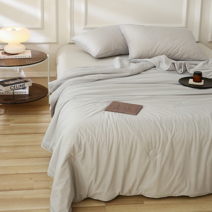 91家纺网 家纺一手货源 找家纺 缦绣阁 2025春夏新款纯色双拼凉感丝夏被冰淇淋夏被夏凉被空调被被子被芯跨境外贸爆款 高级灰