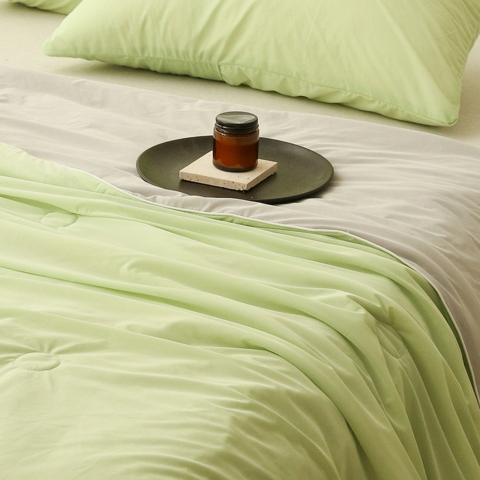 91家纺网 家纺一手货源 找家纺 缦绣阁 2025春夏新款纯色双拼凉感丝夏被冰淇淋夏被夏凉被空调被被子被芯跨境外贸爆款 果绿-浅灰