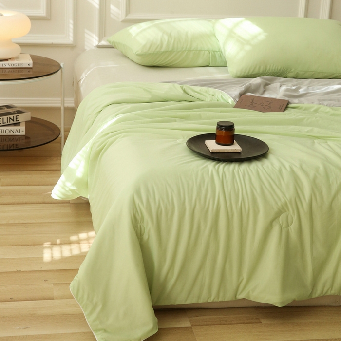 91家纺网 家纺一手货源 找家纺 缦绣阁 2025春夏新款纯色双拼凉感丝夏被冰淇淋夏被夏凉被空调被被子被芯跨境外贸爆款 果绿-浅灰