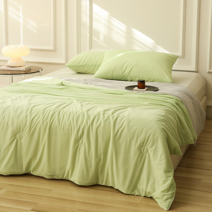 91家纺网 家纺一手货源 找家纺 缦绣阁 2025春夏新款纯色双拼凉感丝夏被冰淇淋夏被夏凉被空调被被子被芯跨境外贸爆款 果绿-浅灰