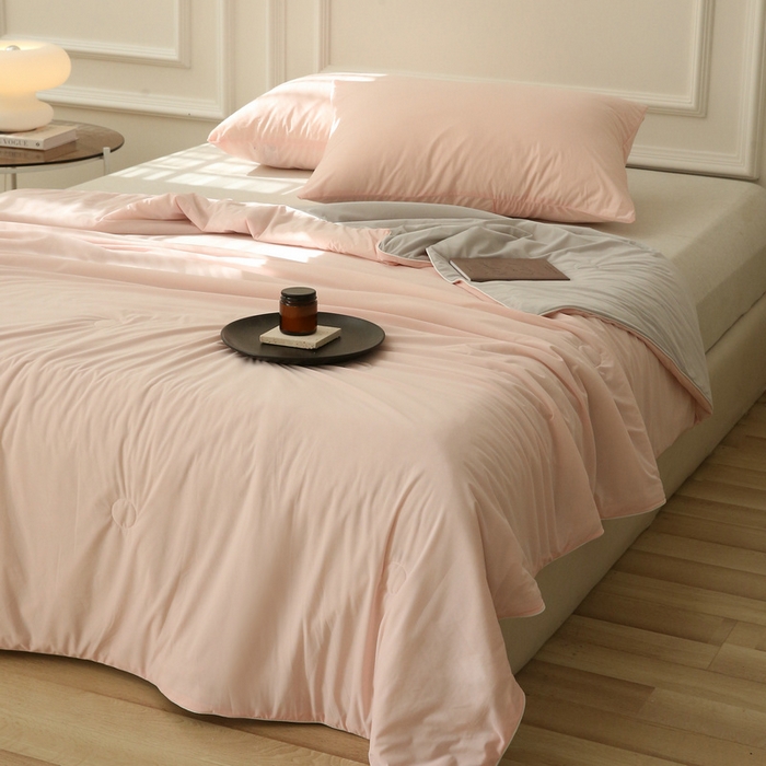 91家纺网 家纺一手货源 找家纺 缦绣阁 2025春夏新款纯色双拼凉感丝夏被冰淇淋夏被夏凉被空调被被子被芯跨境外贸爆款 浅粉-浅灰