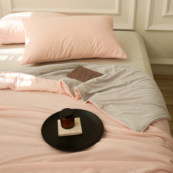 91家纺网 家纺一手货源 找家纺 缦绣阁 2025春夏新款纯色双拼凉感丝夏被冰淇淋夏被夏凉被空调被被子被芯跨境外贸爆款 浅粉-浅灰