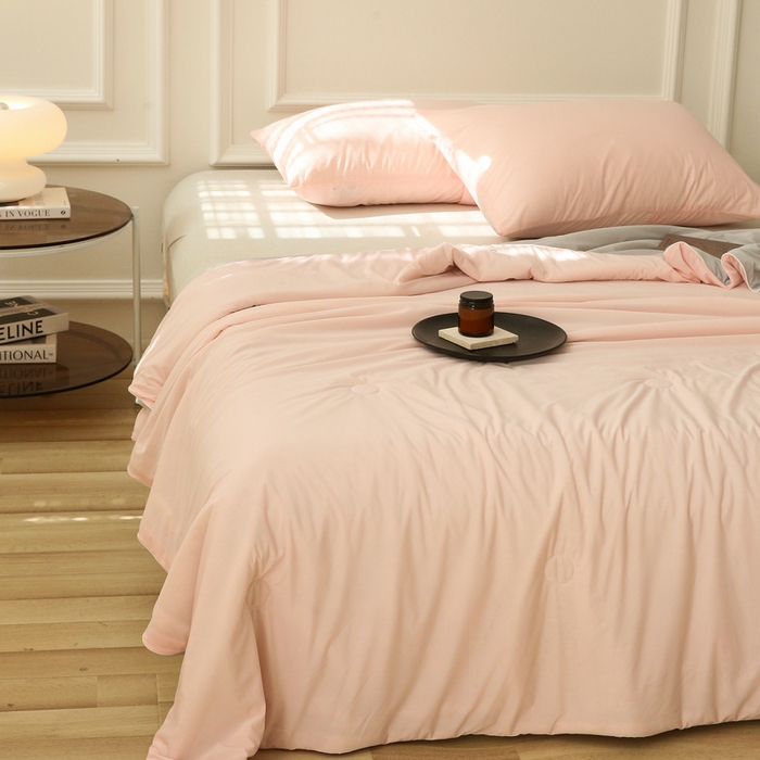 91家纺网 家纺一手货源 找家纺 缦绣阁 2025春夏新款纯色双拼凉感丝夏被冰淇淋夏被夏凉被空调被被子被芯跨境外贸爆款 浅粉-浅灰