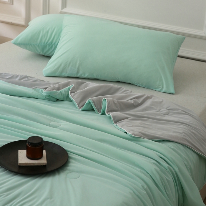 91家纺网 家纺一手货源 找家纺 缦绣阁 2025春夏新款纯色双拼凉感丝夏被冰淇淋夏被夏凉被空调被被子被芯跨境外贸爆款 水绿-浅灰