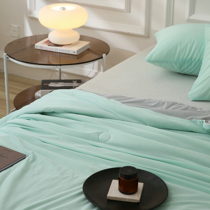 91家纺网 家纺一手货源 找家纺 缦绣阁 2025春夏新款纯色双拼凉感丝夏被冰淇淋夏被夏凉被空调被被子被芯跨境外贸爆款 水绿-浅灰