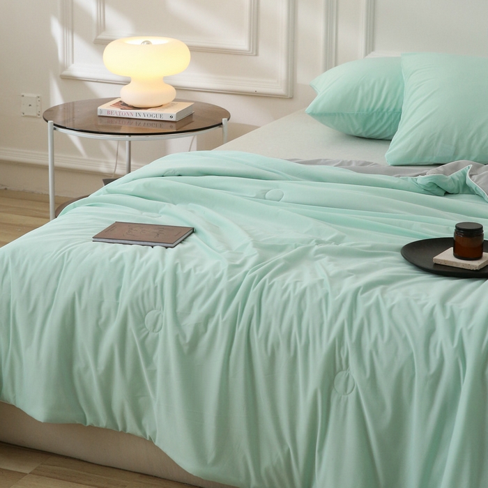 91家纺网 家纺一手货源 找家纺 缦绣阁 2025春夏新款纯色双拼凉感丝夏被冰淇淋夏被夏凉被空调被被子被芯跨境外贸爆款 水绿-浅灰