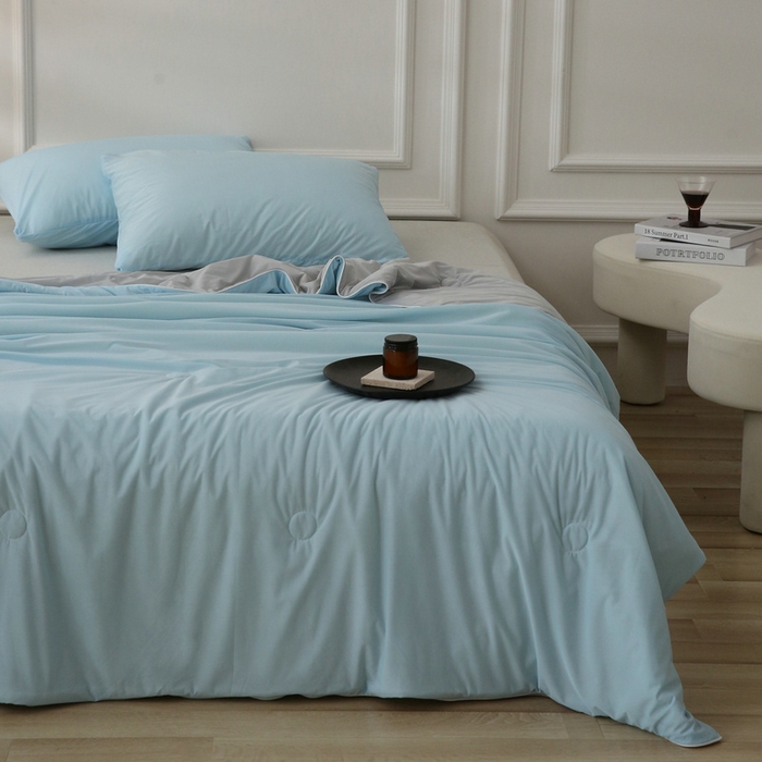 91家纺网 家纺一手货源 找家纺 缦绣阁 2025春夏新款纯色双拼凉感丝夏被冰淇淋夏被夏凉被空调被被子被芯跨境外贸爆款 天蓝色-浅灰