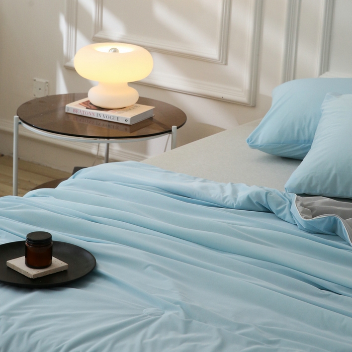 91家纺网 家纺一手货源 找家纺 缦绣阁 2025春夏新款纯色双拼凉感丝夏被冰淇淋夏被夏凉被空调被被子被芯跨境外贸爆款 天蓝色-浅灰