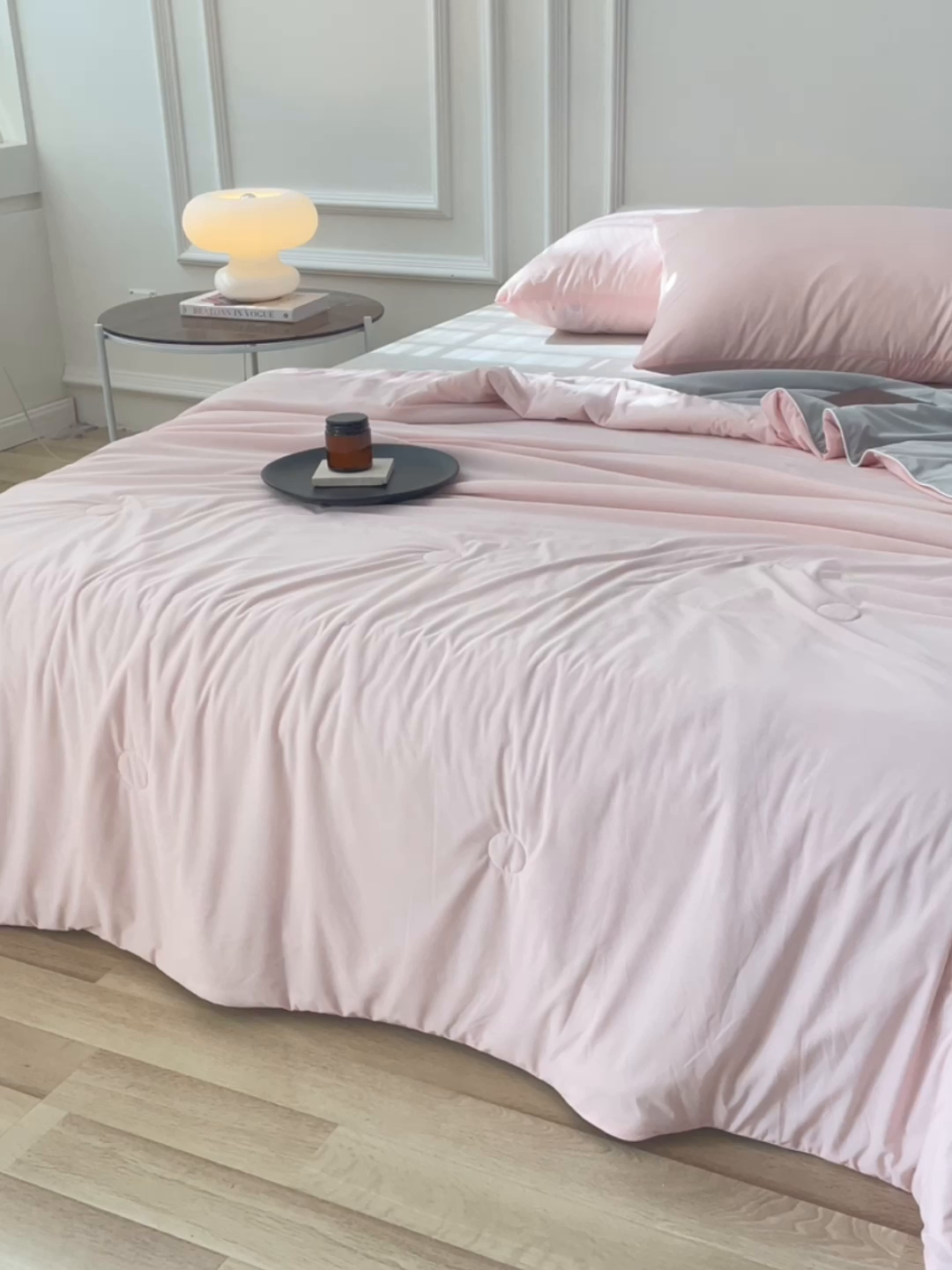 91家纺网 家纺一手货源 找家纺 缦绣阁 2025春夏新款纯色双拼凉感丝夏被冰淇淋夏被夏凉被空调被被子被芯跨境外贸爆款 浅粉-浅灰