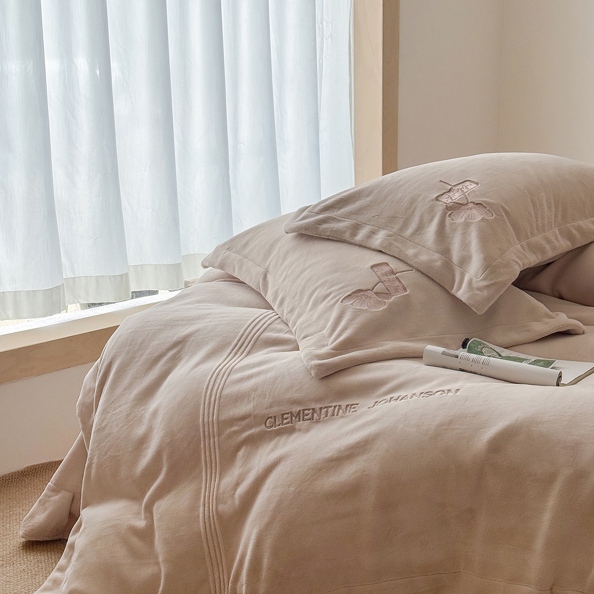 91家纺网 家纺一手货源 找家纺 （总）玖玖爱家纺 2025新款牛奶绒加厚全工艺同色绣花四件套-银杏知秋