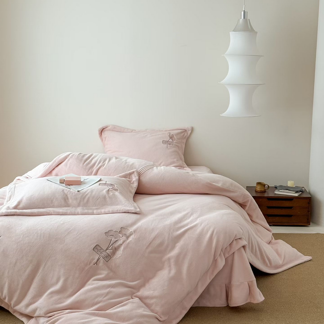 91家纺网 家纺一手货源 找家纺 玖玖爱家纺 2025新款牛奶绒加厚全工艺同色绣花四件套-银杏知秋 银杏知秋-玉粉