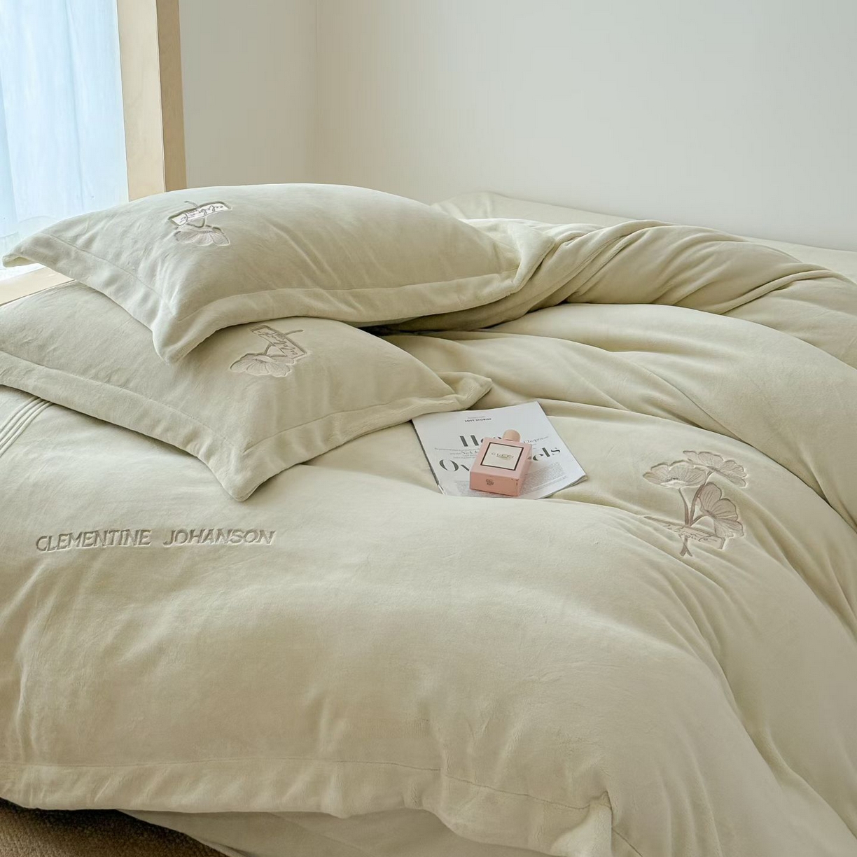 91家纺网 家纺一手货源 找家纺 玖玖爱家纺 2025新款牛奶绒加厚全工艺同色绣花四件套-银杏知秋 银杏知秋-浅绿