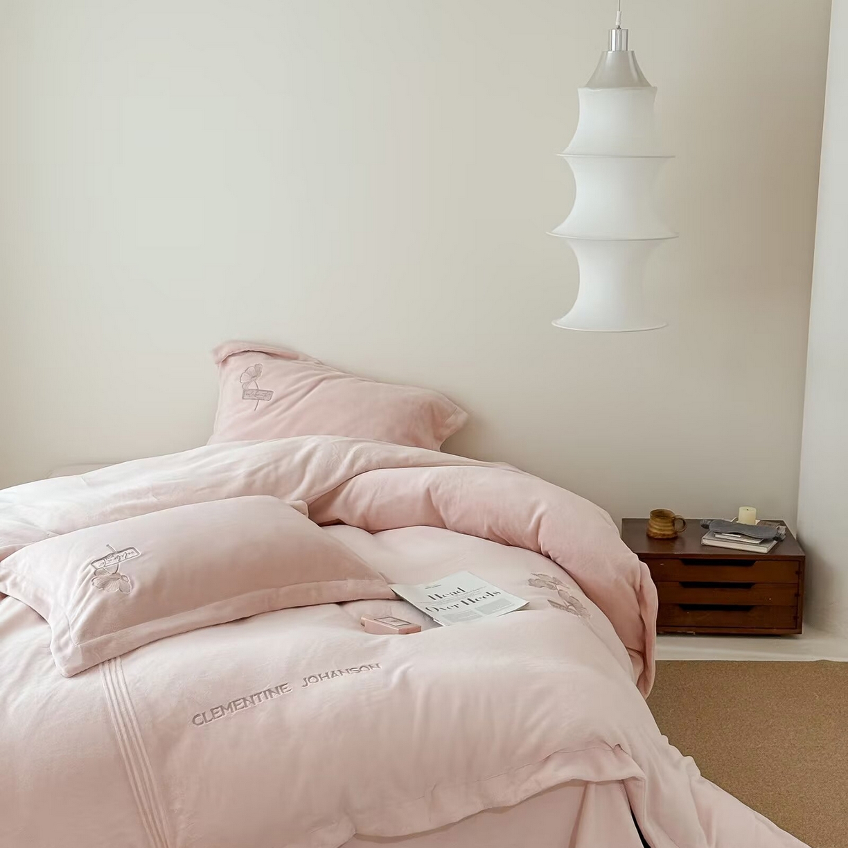 91家纺网 家纺一手货源 找家纺 玖玖爱家纺 2025新款牛奶绒加厚全工艺同色绣花四件套-银杏知秋 银杏知秋-玉粉