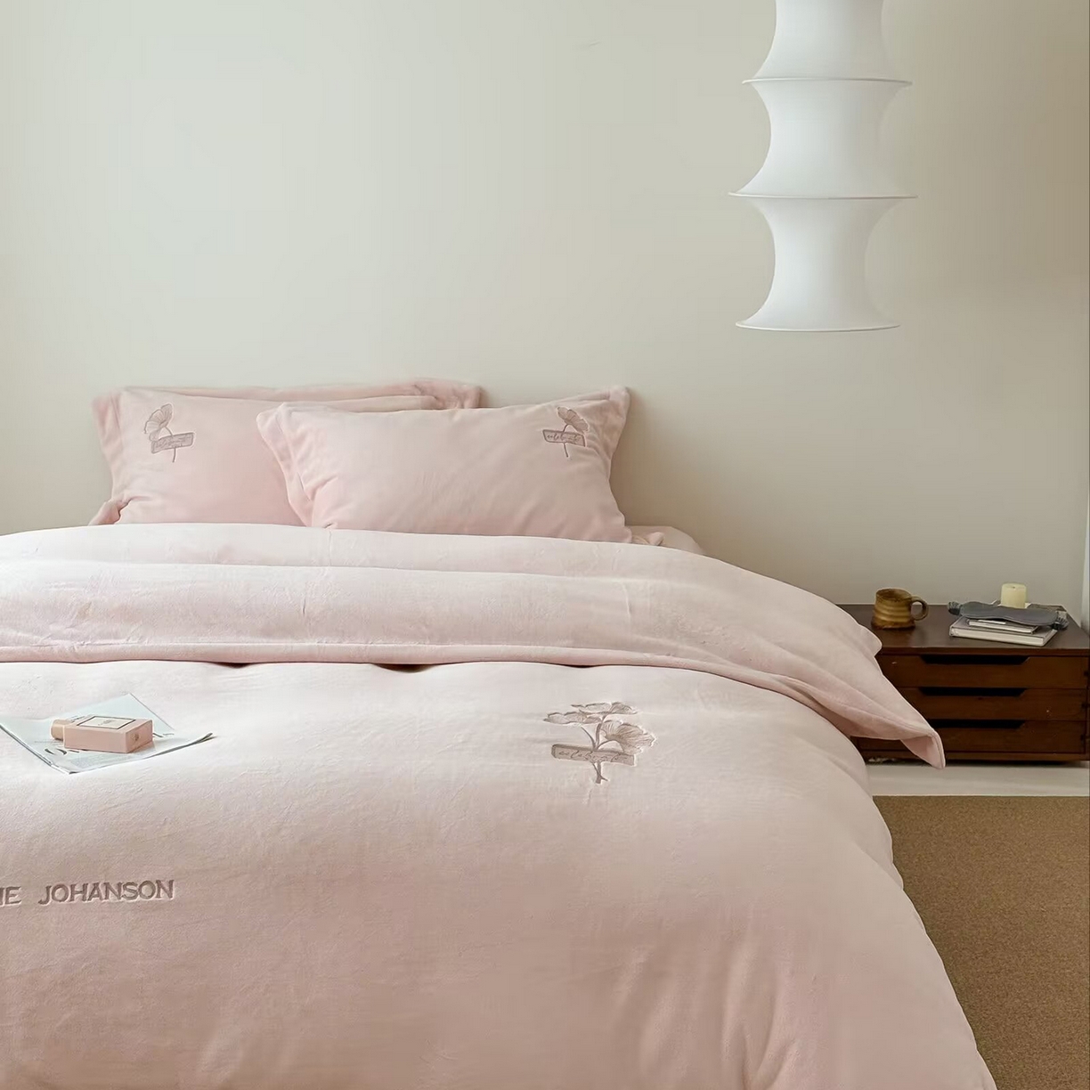 91家纺网 家纺一手货源 找家纺 玖玖爱家纺 2025新款牛奶绒加厚全工艺同色绣花四件套-银杏知秋 银杏知秋-玉粉