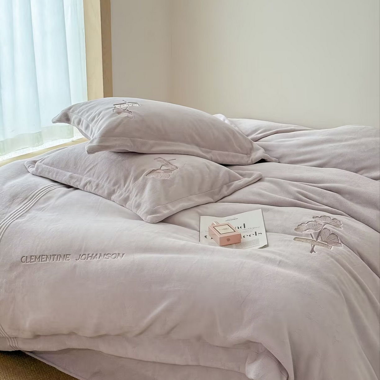 91家纺网 家纺一手货源 找家纺 玖玖爱家纺 2025新款牛奶绒加厚全工艺同色绣花四件套-银杏知秋 银杏知秋-浅紫