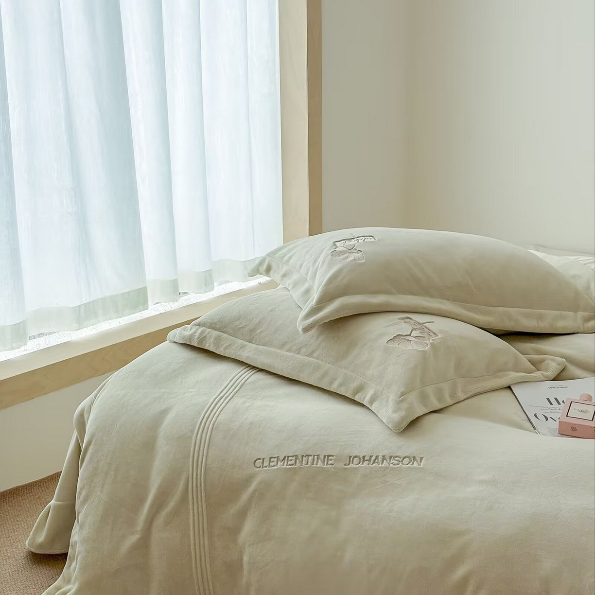 91家纺网 家纺一手货源 找家纺 玖玖爱家纺 2025新款牛奶绒加厚全工艺同色绣花四件套-银杏知秋 银杏知秋-浅绿