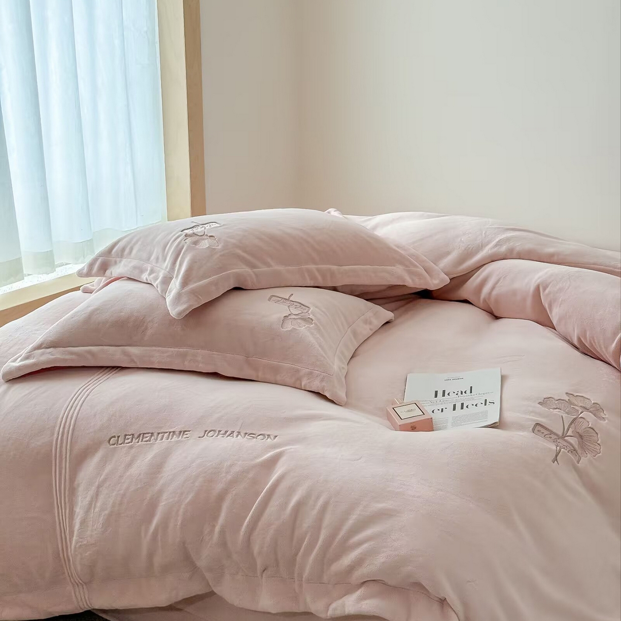 91家纺网 家纺一手货源 找家纺 玖玖爱家纺 2025新款牛奶绒加厚全工艺同色绣花四件套-银杏知秋 银杏知秋-玉粉