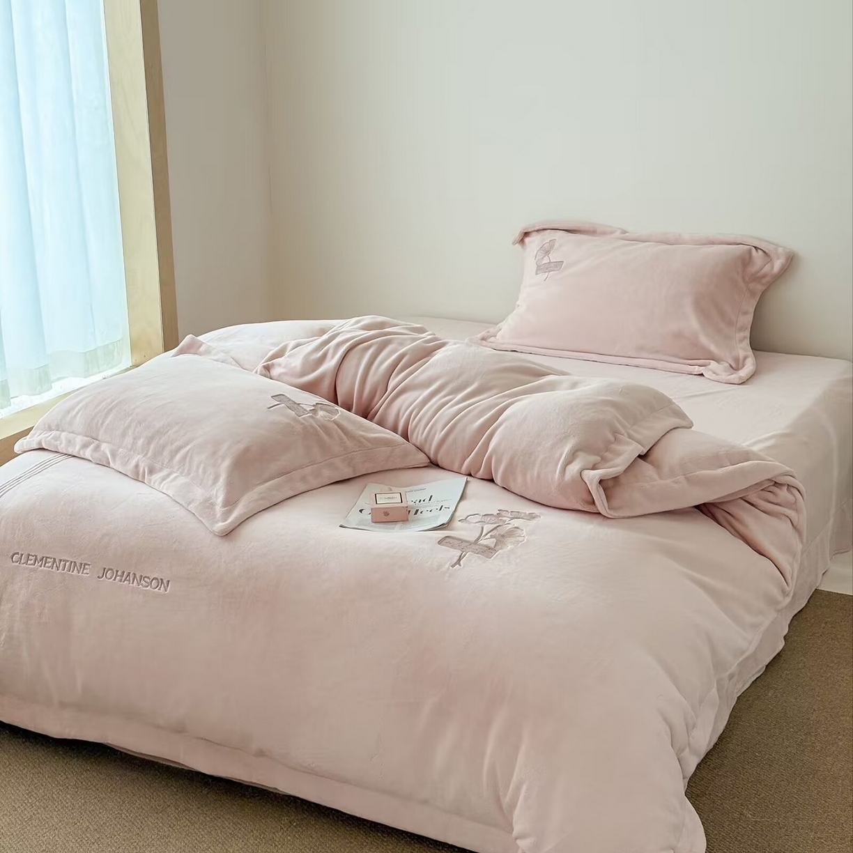 91家纺网 家纺一手货源 找家纺 玖玖爱家纺 2025新款牛奶绒加厚全工艺同色绣花四件套-银杏知秋 银杏知秋-玉粉