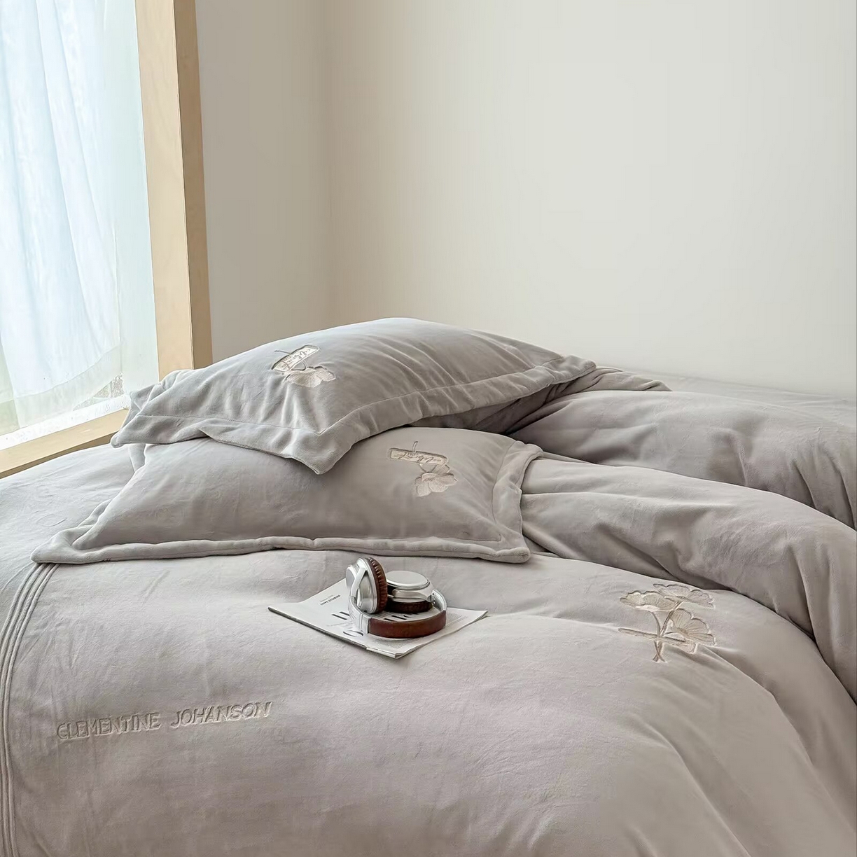 91家纺网 家纺一手货源 找家纺 玖玖爱家纺 2025新款牛奶绒加厚全工艺同色绣花四件套-银杏知秋 银杏知秋-浅灰