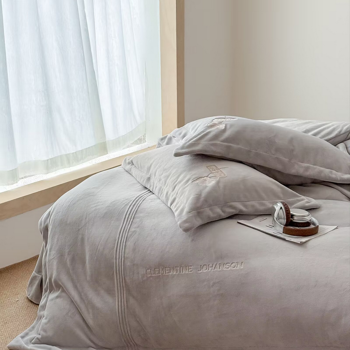 91家纺网 家纺一手货源 找家纺 玖玖爱家纺 2025新款牛奶绒加厚全工艺同色绣花四件套-银杏知秋 银杏知秋-浅灰