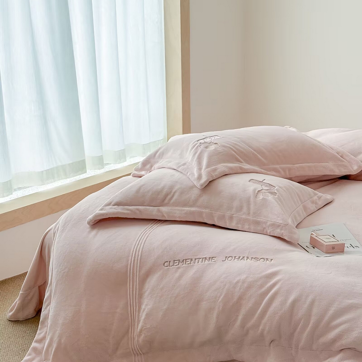 91家纺网 家纺一手货源 找家纺 玖玖爱家纺 2025新款牛奶绒加厚全工艺同色绣花四件套-银杏知秋 银杏知秋-玉粉