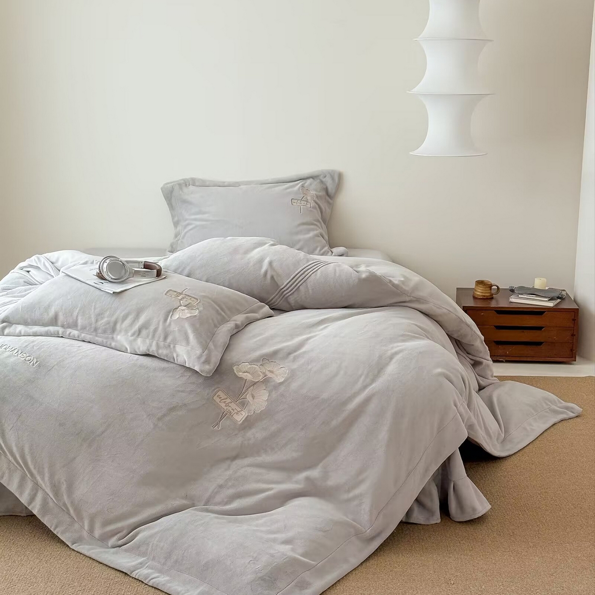 91家纺网 家纺一手货源 找家纺 玖玖爱家纺 2025新款牛奶绒加厚全工艺同色绣花四件套-银杏知秋 银杏知秋-浅灰