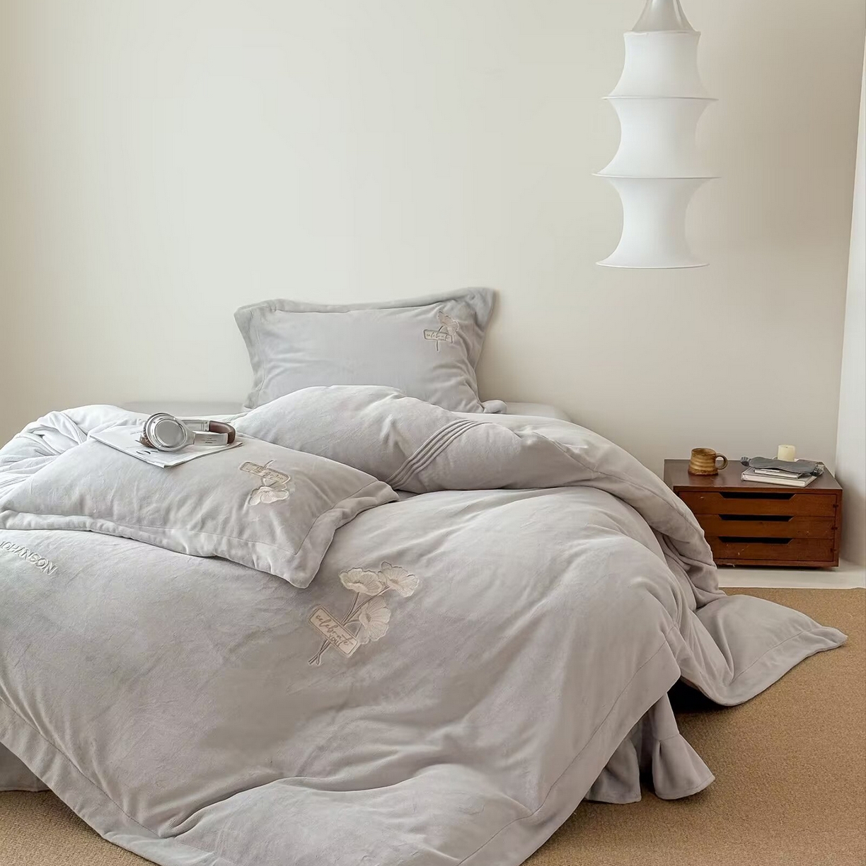 91家纺网 家纺一手货源 找家纺 玖玖爱家纺 2025新款牛奶绒加厚全工艺同色绣花四件套-银杏知秋 银杏知秋-浅灰