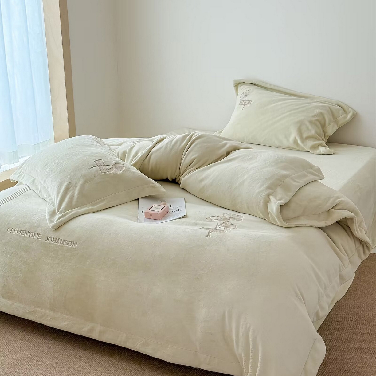 91家纺网 家纺一手货源 找家纺 玖玖爱家纺 2025新款牛奶绒加厚全工艺同色绣花四件套-银杏知秋 银杏知秋-浅绿