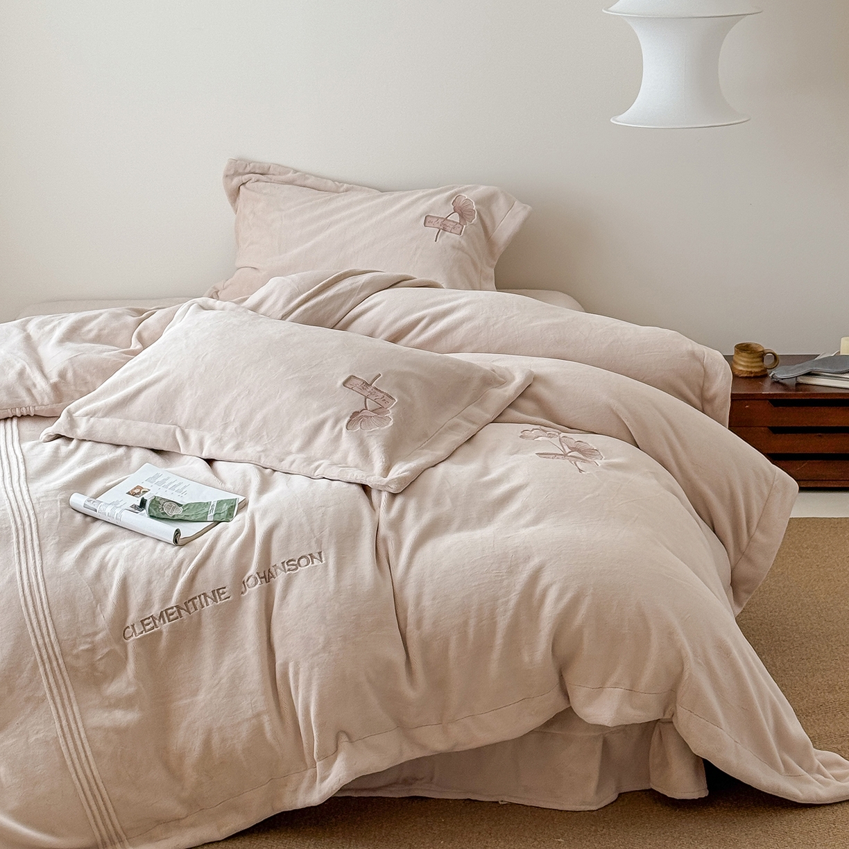 91家纺网 家纺一手货源 找家纺 （总）玖玖爱家纺 2025新款牛奶绒加厚全工艺同色绣花四件套-银杏知秋