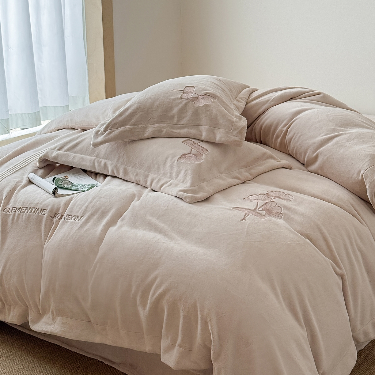 91家纺网 家纺一手货源 找家纺 （总）玖玖爱家纺 2025新款牛奶绒加厚全工艺同色绣花四件套-银杏知秋